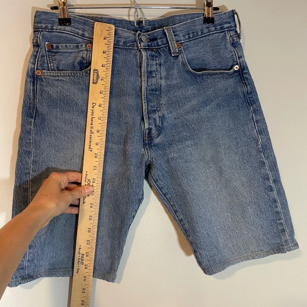 Levis 501 Mens Denim Shorts Medium Wash Button Fly Size 32 10
